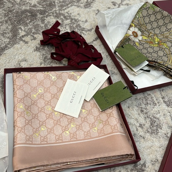 NEW AUTHENTIC GUCCI -GG PRINT WITH HORSEBIT SILK CARRÉ - Picture 4 of 17